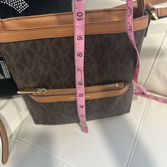 Michael Michael Kors
MORGAN MESSENGER IN SIGNATURE PRINT - Picture 13 of 15